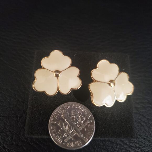 Vintage Monet Flower Earrings Gold Tone Cream Enamel 80's Signed Spring - Picture 3 of 7